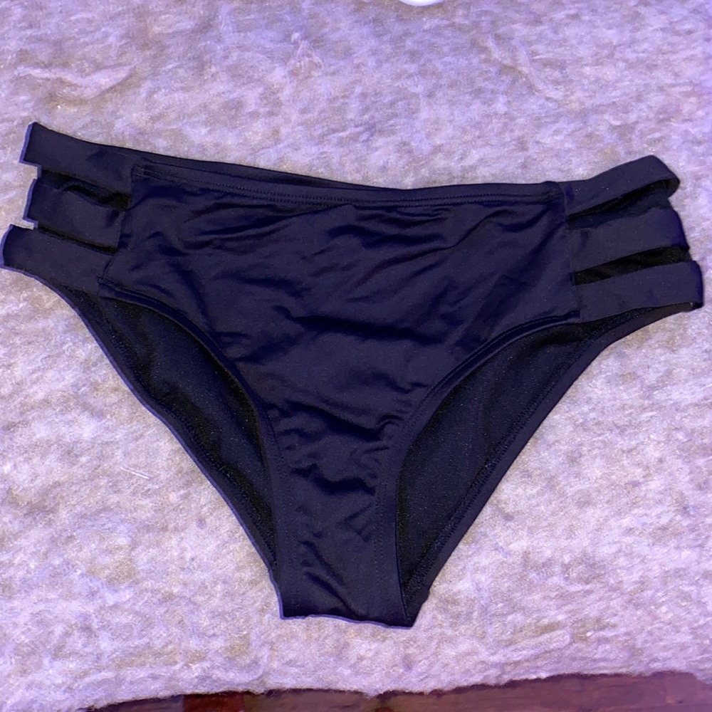 ⚠️LAST 6 WEEKS TO PURCHASE— High wasted black bikini bottoms🖤